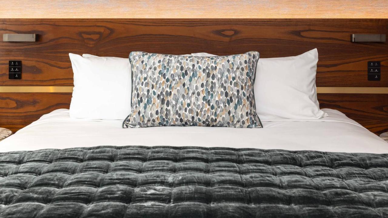 Horizon By Skycity Auckland Extérieur photo A decorative pillow on a bed