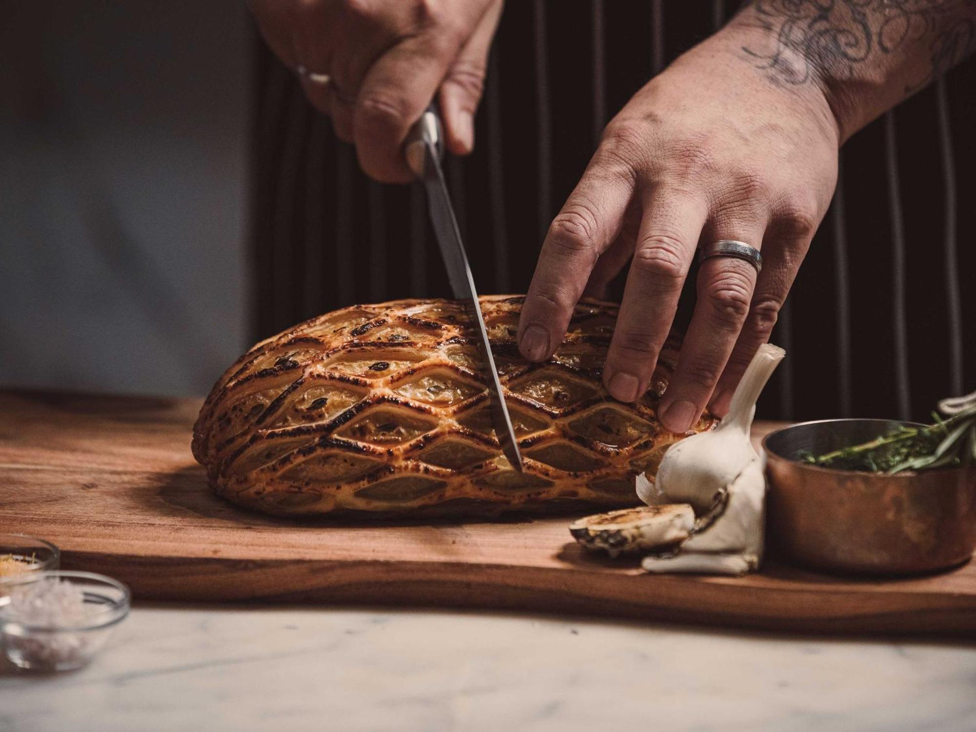 Horizon By Skycity Auckland Extérieur photo Chef preparing a whole roasted suckling pig