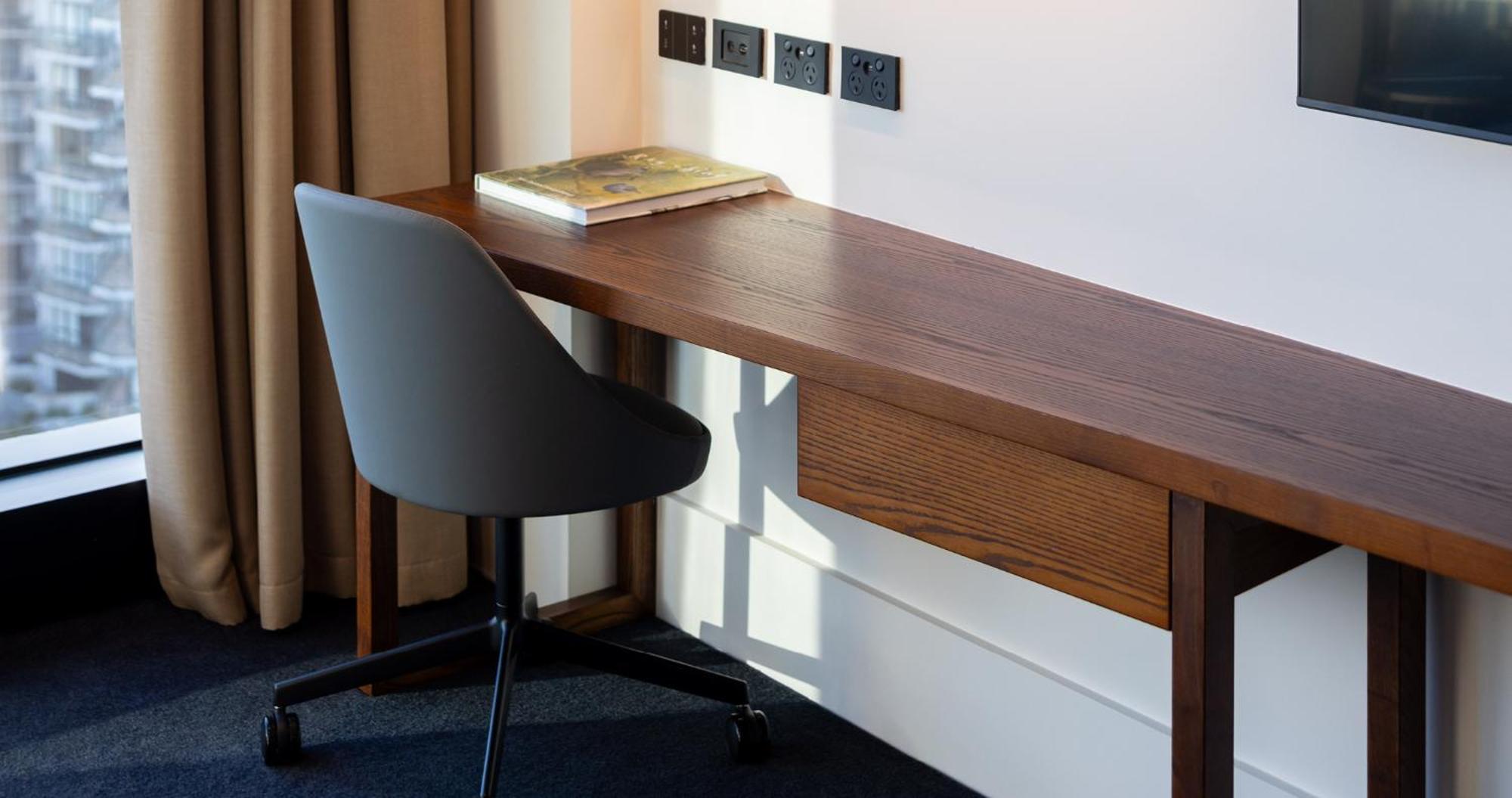 Horizon By Skycity Auckland Extérieur photo A desk and chair